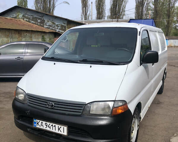 Белый Тойота Хиасе, объемом двигателя 2.49 л и пробегом 390 тыс. км за 9999 $, фото 1 на Automoto.ua