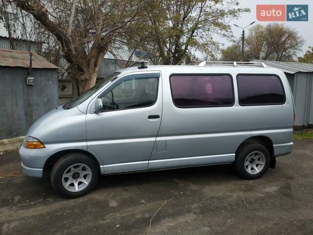 Серый Тойота Хиасе, объемом двигателя 2.4 л и пробегом 395 тыс. км за 3500 $, фото 1 на Automoto.ua