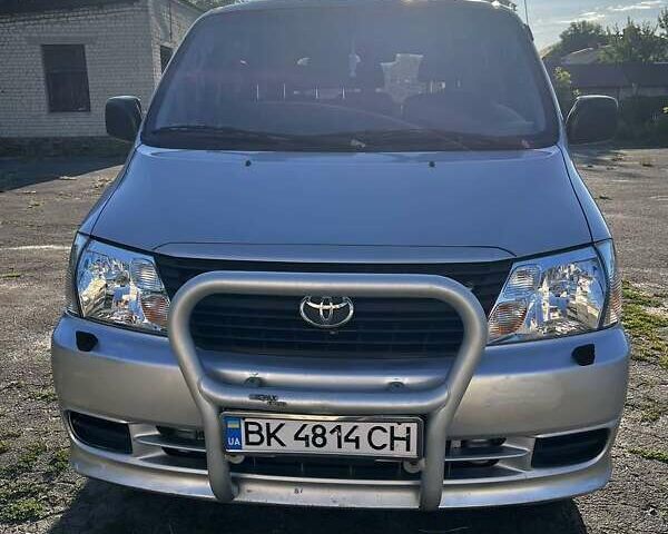 Серый Тойота Хиасе, объемом двигателя 2.49 л и пробегом 303 тыс. км за 10000 $, фото 1 на Automoto.ua