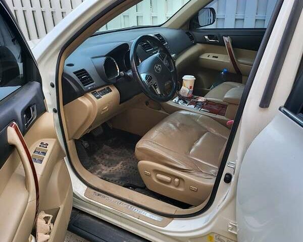 Белый Тойота Хайлендер, объемом двигателя 3.5 л и пробегом 207 тыс. км за 16500 $, фото 1 на Automoto.ua