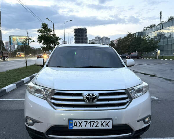 Белый Тойота Хайлендер, объемом двигателя 3.46 л и пробегом 240 тыс. км за 17000 $, фото 1 на Automoto.ua