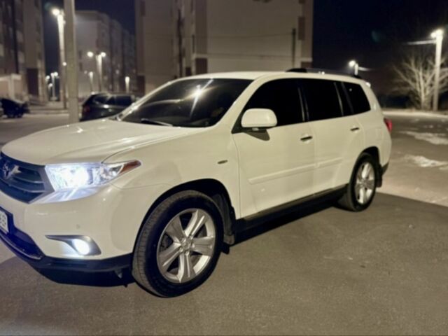 Белый Тойота Хайлендер, объемом двигателя 3.5 л и пробегом 181 тыс. км за 17900 $, фото 1 на Automoto.ua