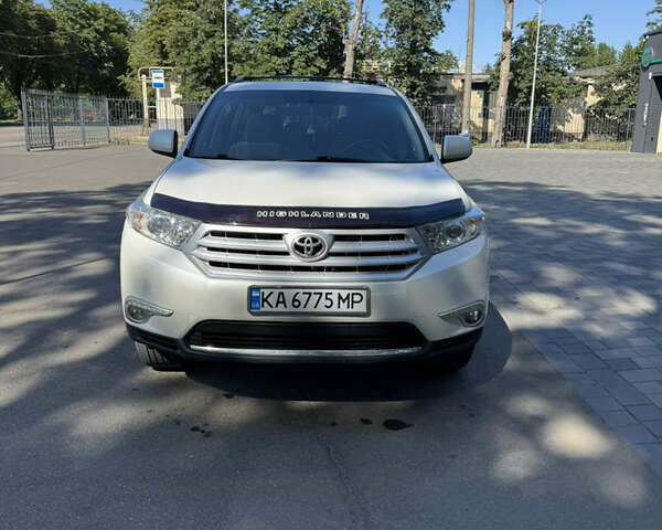 Белый Тойота Хайлендер, объемом двигателя 3.46 л и пробегом 200 тыс. км за 16000 $, фото 1 на Automoto.ua