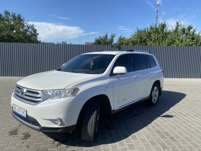 Белый Тойота Хайлендер, объемом двигателя 3.5 л и пробегом 180 тыс. км за 17500 $, фото 1 на Automoto.ua