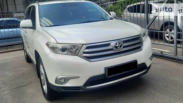 Белый Тойота Хайлендер, объемом двигателя 3.46 л и пробегом 340 тыс. км за 17500 $, фото 1 на Automoto.ua