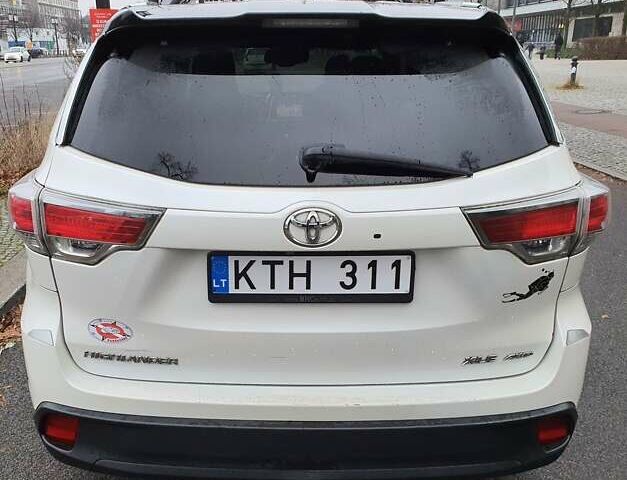 Белый Тойота Хайлендер, объемом двигателя 3.55 л и пробегом 220 тыс. км за 20515 $, фото 1 на Automoto.ua