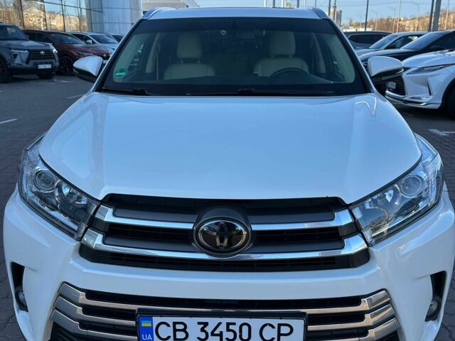 Белый Тойота Хайлендер, объемом двигателя 3.5 л и пробегом 156 тыс. км за 23800 $, фото 1 на Automoto.ua