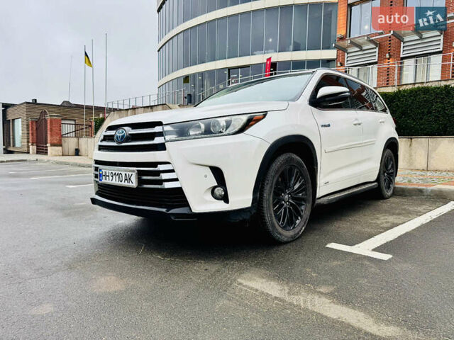 Белый Тойота Хайлендер, объемом двигателя 3.46 л и пробегом 104 тыс. км за 30000 $, фото 1 на Automoto.ua
