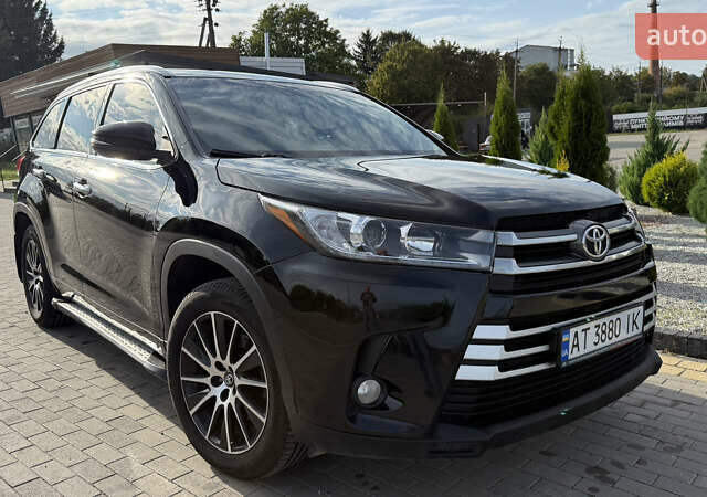 Черный Тойота Хайлендер, объемом двигателя 3.46 л и пробегом 394 тыс. км за 27800 $, фото 1 на Automoto.ua