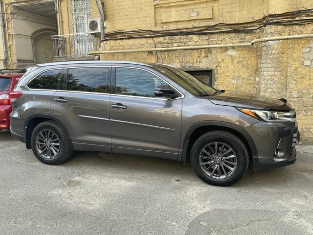 Серый Тойота Хайлендер, объемом двигателя 2.7 л и пробегом 172 тыс. км за 30098 $, фото 1 на Automoto.ua