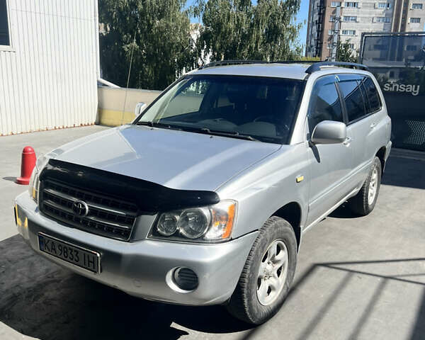 Серый Тойота Хайлендер, объемом двигателя 2.4 л и пробегом 300 тыс. км за 7700 $, фото 1 на Automoto.ua