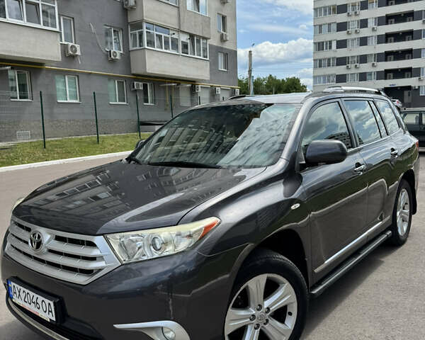 Серый Тойота Хайлендер, объемом двигателя 3.5 л и пробегом 140 тыс. км за 18500 $, фото 1 на Automoto.ua