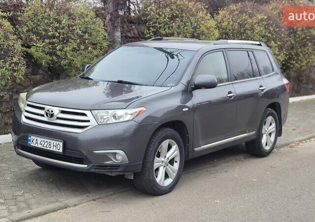 Серый Тойота Хайлендер, объемом двигателя 3.46 л и пробегом 200 тыс. км за 13700 $, фото 1 на Automoto.ua