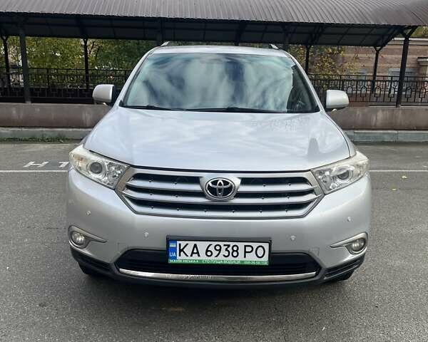 Сірий Тойота Хайлендер, об'ємом двигуна 3.46 л та пробігом 235 тис. км за 18999 $, фото 1 на Automoto.ua