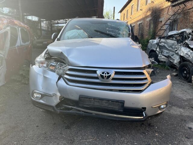 Серый Тойота Хайлендер, объемом двигателя 0 л и пробегом 186 тыс. км за 7000 $, фото 1 на Automoto.ua