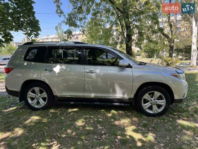 Серый Тойота Хайлендер, объемом двигателя 3.46 л и пробегом 182 тыс. км за 16500 $, фото 1 на Automoto.ua
