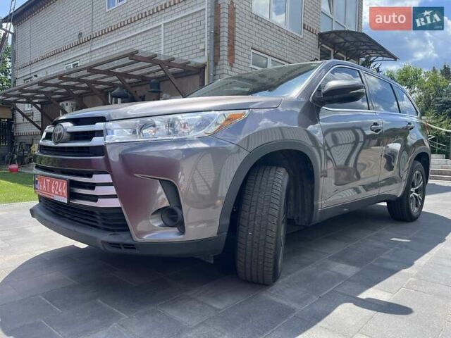 Серый Тойота Хайлендер, объемом двигателя 2.67 л и пробегом 241 тыс. км за 21200 $, фото 1 на Automoto.ua