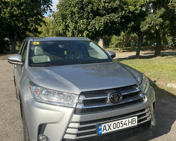 Серый Тойота Хайлендер, объемом двигателя 3.46 л и пробегом 71 тыс. км за 32000 $, фото 1 на Automoto.ua