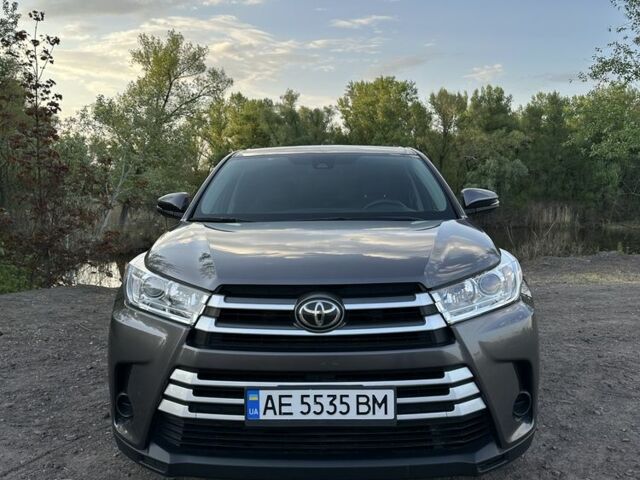 Серый Тойота Хайлендер, объемом двигателя 2.7 л и пробегом 125 тыс. км за 25000 $, фото 1 на Automoto.ua