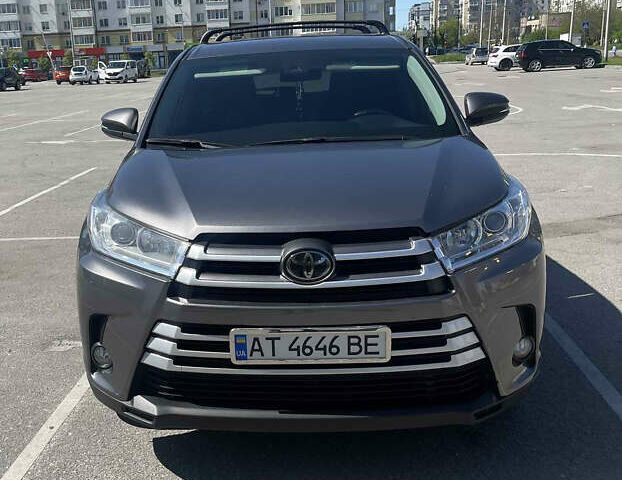 Серый Тойота Хайлендер, объемом двигателя 3.46 л и пробегом 48 тыс. км за 30000 $, фото 1 на Automoto.ua