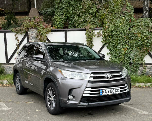 Серый Тойота Хайлендер, объемом двигателя 3.46 л и пробегом 127 тыс. км за 30000 $, фото 1 на Automoto.ua