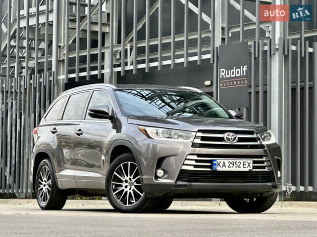 Тойота Хайлендер 2019 в Киеве на Automoto.ua Серый Тойота Хайлендер, объемом двигателя 3.46 л и пробегом 59 тыс. км за 35000 $, фото 1 на Automoto.ua