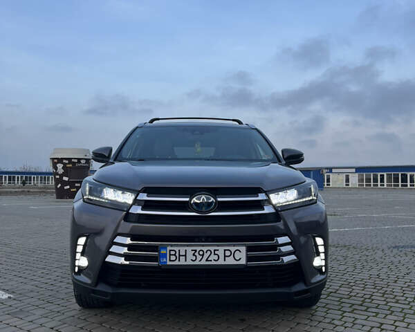 Серый Тойота Хайлендер, объемом двигателя 3.46 л и пробегом 114 тыс. км за 33800 $, фото 1 на Automoto.ua