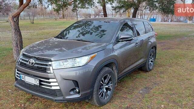Сірий Тойота Хайлендер, об'ємом двигуна 2.7 л та пробігом 21 тис. км за 28899 $, фото 1 на Automoto.ua