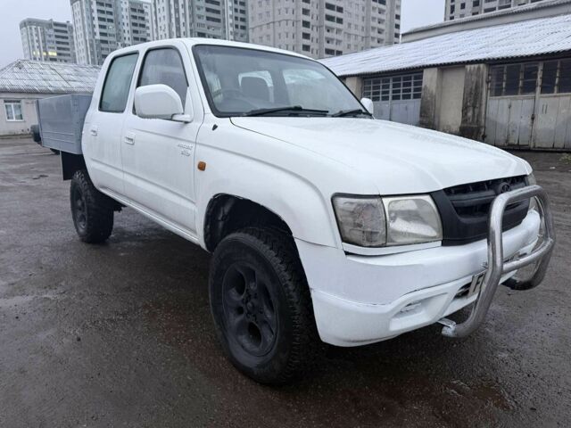 Білий Тойота Хайлюкс, об'ємом двигуна 2.5 л та пробігом 244 тис. км за 5000 $, фото 1 на Automoto.ua