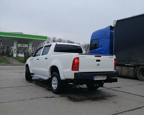 Білий Тойота Хайлюкс, об'ємом двигуна 2.5 л та пробігом 231 тис. км за 17500 $, фото 1 на Automoto.ua
