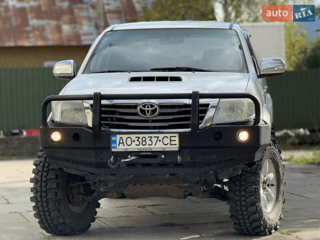 Білий Тойота Хайлюкс, об'ємом двигуна 2.49 л та пробігом 370 тис. км за 17999 $, фото 1 на Automoto.ua
