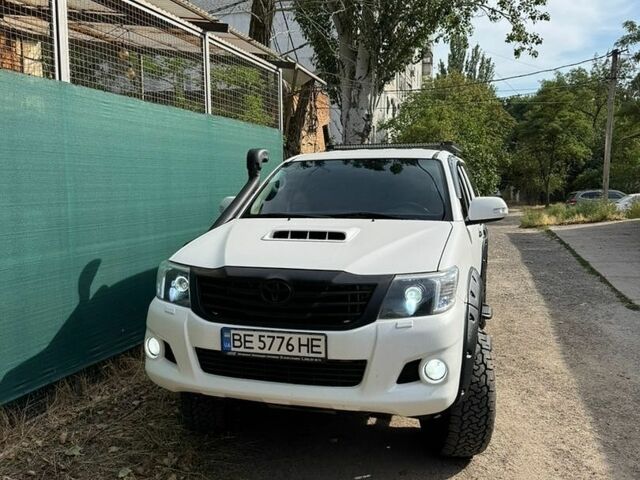 Білий Тойота Хайлюкс, об'ємом двигуна 3 л та пробігом 325 тис. км за 27000 $, фото 1 на Automoto.ua