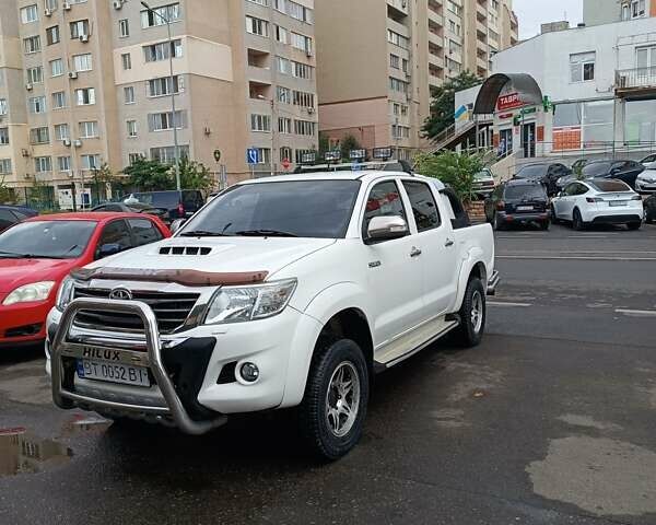 Белый Тойота Хайлюкс, объемом двигателя 2.49 л и пробегом 438 тыс. км за 18500 $, фото 1 на Automoto.ua