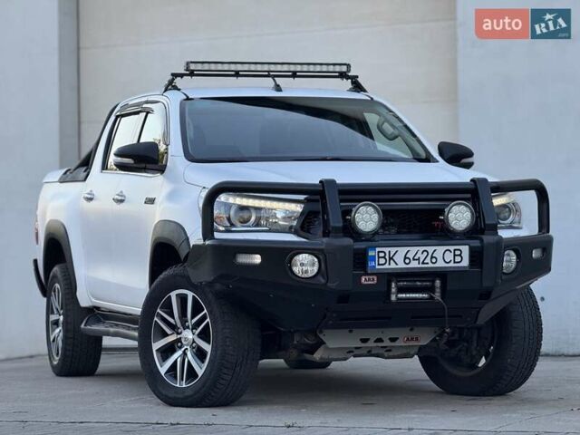 Тойота Хайлюкс 2016 в Сарнах на Automoto.ua Белый Тойота Хайлюкс, объемом двигателя 2.8 л и пробегом 174 тыс. км за 31900 $, фото 1 на Automoto.ua