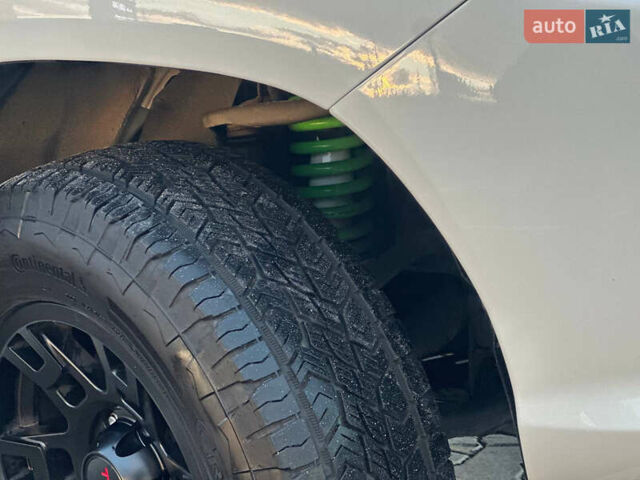 Белый Тойота Хайлюкс, объемом двигателя 2.8 л и пробегом 251 тыс. км за 25500 $, фото 1 на Automoto.ua