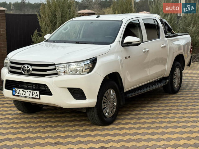 Белый Тойота Хайлюкс, объемом двигателя 2.4 л и пробегом 209 тыс. км за 20500 $, фото 1 на Automoto.ua