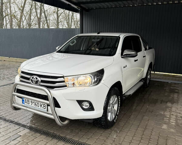 Белый Тойота Хайлюкс, объемом двигателя 2.39 л и пробегом 220 тыс. км за 25500 $, фото 1 на Automoto.ua