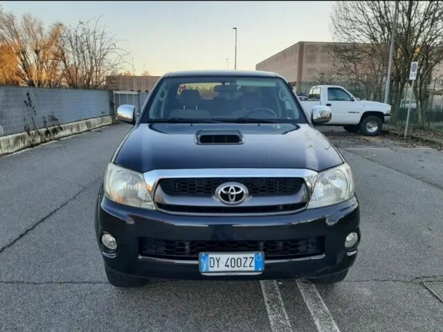 Черный Тойота Хайлюкс, объемом двигателя 0 л и пробегом 300 тыс. км за 3500 $, фото 1 на Automoto.ua