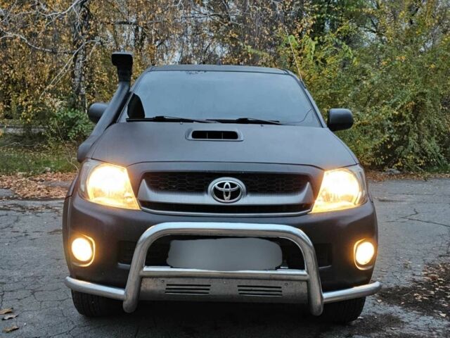 Черный Тойота Хайлюкс, объемом двигателя 2.5 л и пробегом 265 тыс. км за 9000 $, фото 1 на Automoto.ua