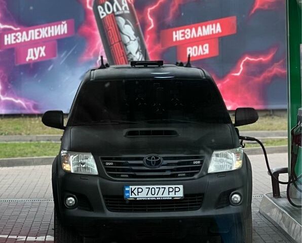 Черный Тойота Хайлюкс, объемом двигателя 2.5 л и пробегом 434 тыс. км за 10000 $, фото 1 на Automoto.ua