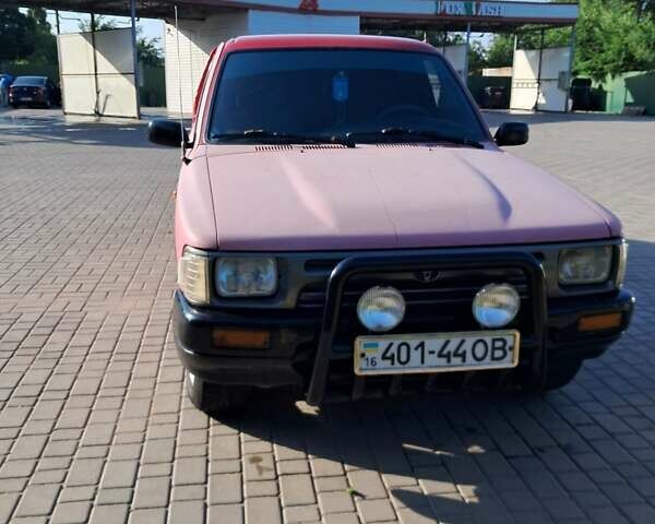 Красный Тойота Хайлюкс, объемом двигателя 2.4 л и пробегом 160 тыс. км за 5000 $, фото 1 на Automoto.ua