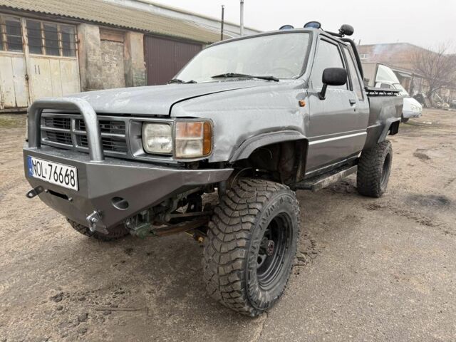 Серый Тойота Хайлюкс, объемом двигателя 2.5 л и пробегом 310 тыс. км за 4000 $, фото 1 на Automoto.ua