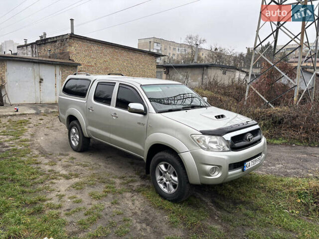 Сірий Тойота Хайлюкс, об'ємом двигуна 3 л та пробігом 313 тис. км за 17500 $, фото 1 на Automoto.ua