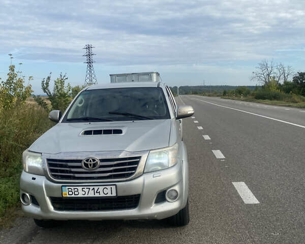 Серый Тойота Хайлюкс, объемом двигателя 2.49 л и пробегом 290 тыс. км за 13000 $, фото 1 на Automoto.ua