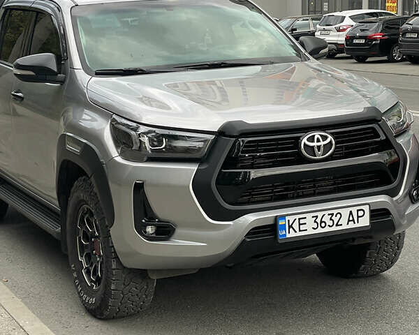 Серый Тойота Хайлюкс, объемом двигателя 2.39 л и пробегом 120 тыс. км за 27800 $, фото 1 на Automoto.ua