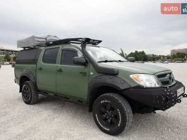 Зеленый Тойота Хайлюкс, объемом двигателя 2.5 л и пробегом 250 тыс. км за 3750 $, фото 1 на Automoto.ua
