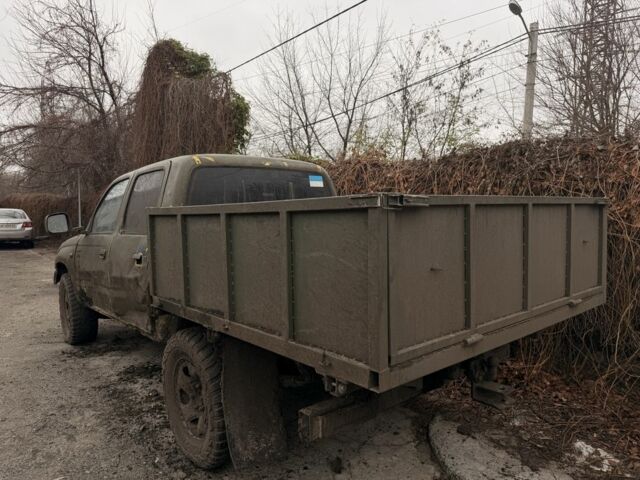 Зелений Тойота Хайлюкс, об'ємом двигуна 2.5 л та пробігом 300 тис. км за 1600 $, фото 1 на Automoto.ua