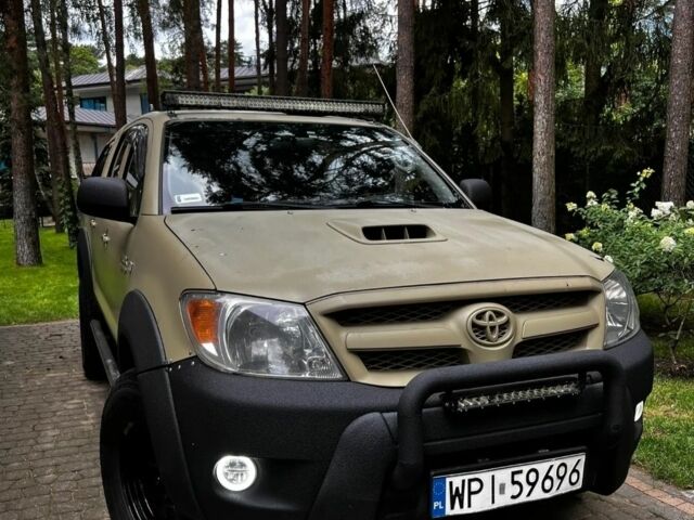 Зеленый Тойота Хайлюкс, объемом двигателя 3 л и пробегом 210 тыс. км за 3200 $, фото 1 на Automoto.ua