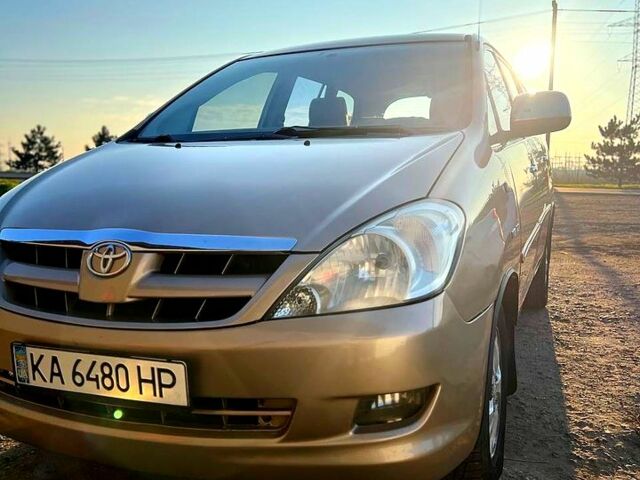 Бежевий Тойота Інова, об'ємом двигуна 2.7 л та пробігом 300 тис. км за 6200 $, фото 1 на Automoto.ua