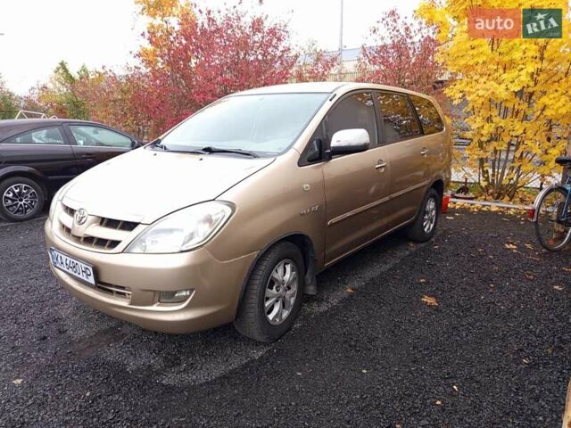 Бежевый Тойота Инова, объемом двигателя 2.7 л и пробегом 300 тыс. км за 7500 $, фото 1 на Automoto.ua